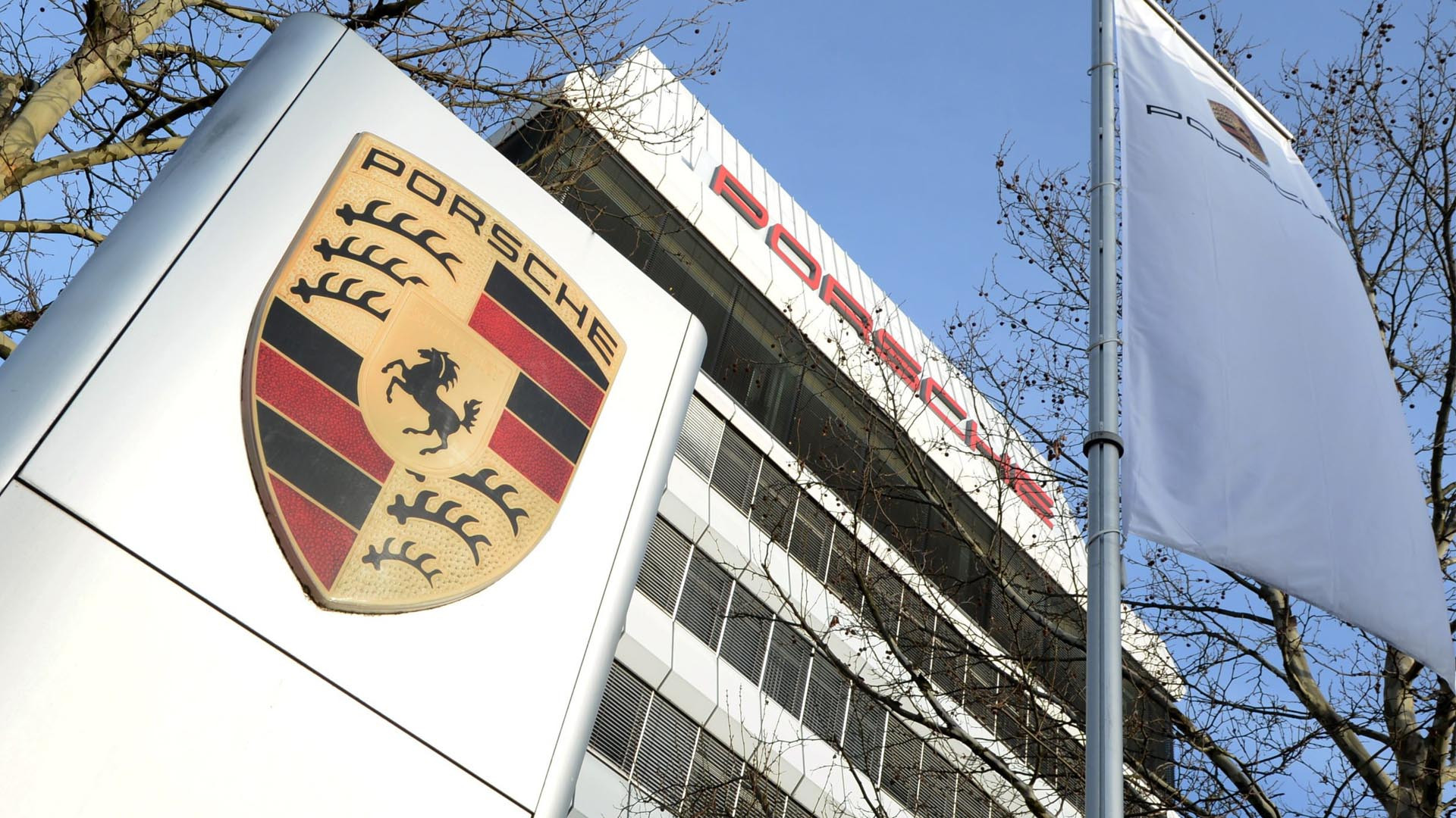 بورشه في أزمة.. خطط تقشف وتسريح موظفين يهددان مستقبل الشركة