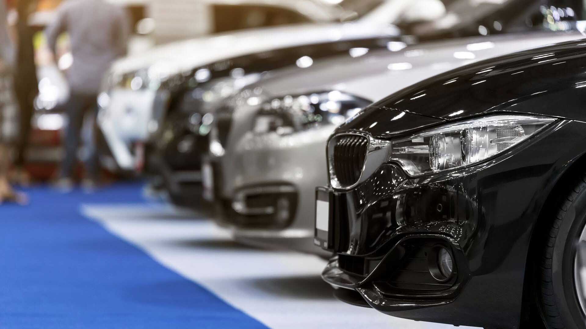 الدولار عند 54.5 جنيه يشعل أسعار السيارات في مصر.. زيادات جديدة وعودة الأوفر برايس