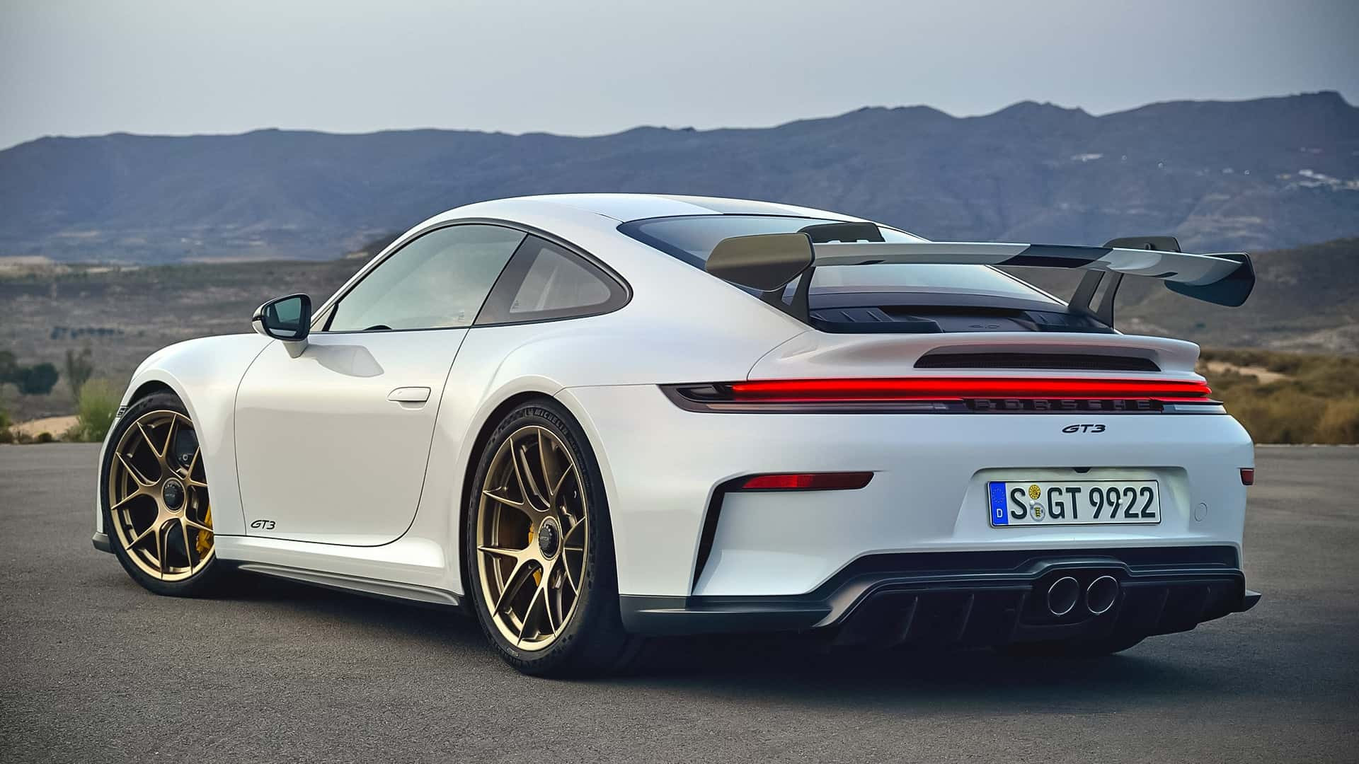 بورشه تكشف النقاب عن 911 GT3 2025