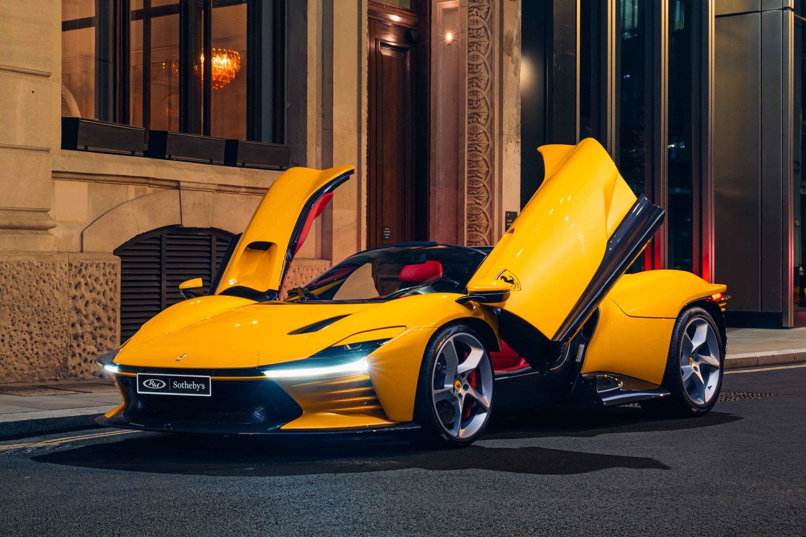 فيراري دايتونا SP3 موديل 2022 صفراء المعروضة في مزاد RM Sotheby's بلندن