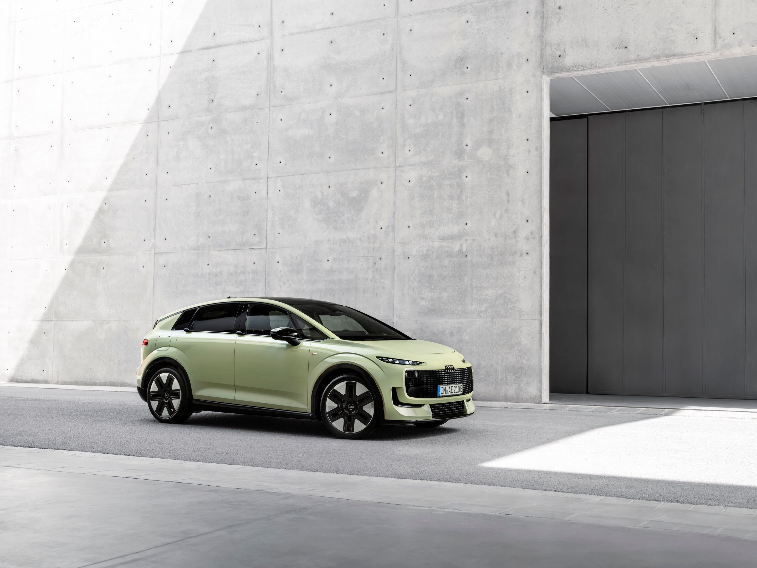 أودي A2 e-tron في معرض باريس.. أكفأ سيارة في تاريخ العلامة بمدى 646 كم، صورة 1 من 14