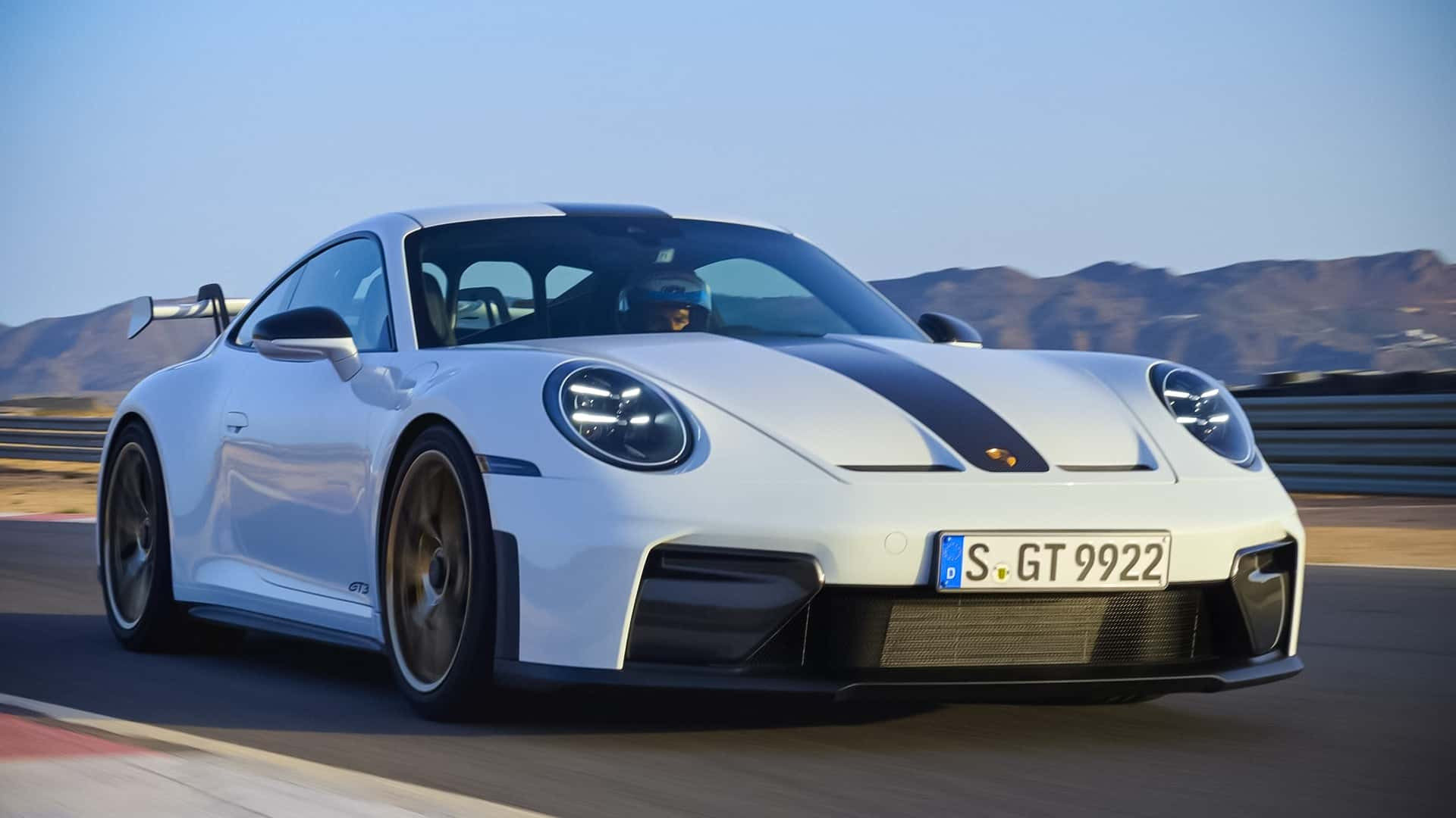 بورشه تكشف النقاب عن 911 GT3 2025