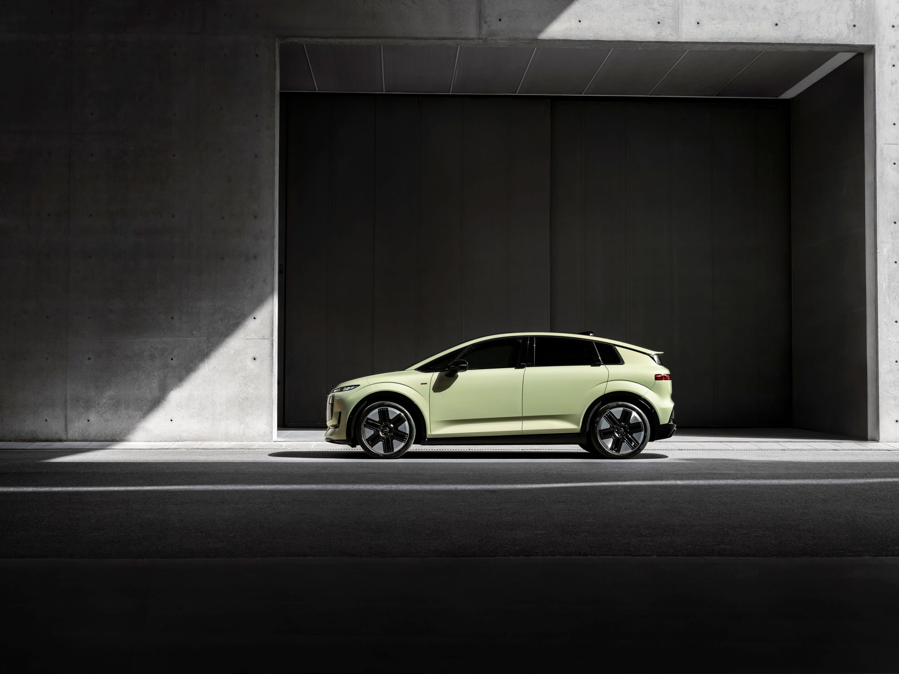 أودي A2 e-tron في معرض باريس.. أكفأ سيارة في تاريخ العلامة بمدى 646 كم، صورة 3 من 14
