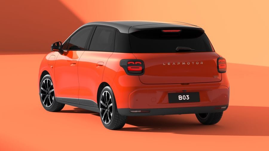 ليب موتور بي 03 البرتقالية من زاوية خلفية جانبية تظهر المصابيح الخلفية وشعار LEAPMOTOR
