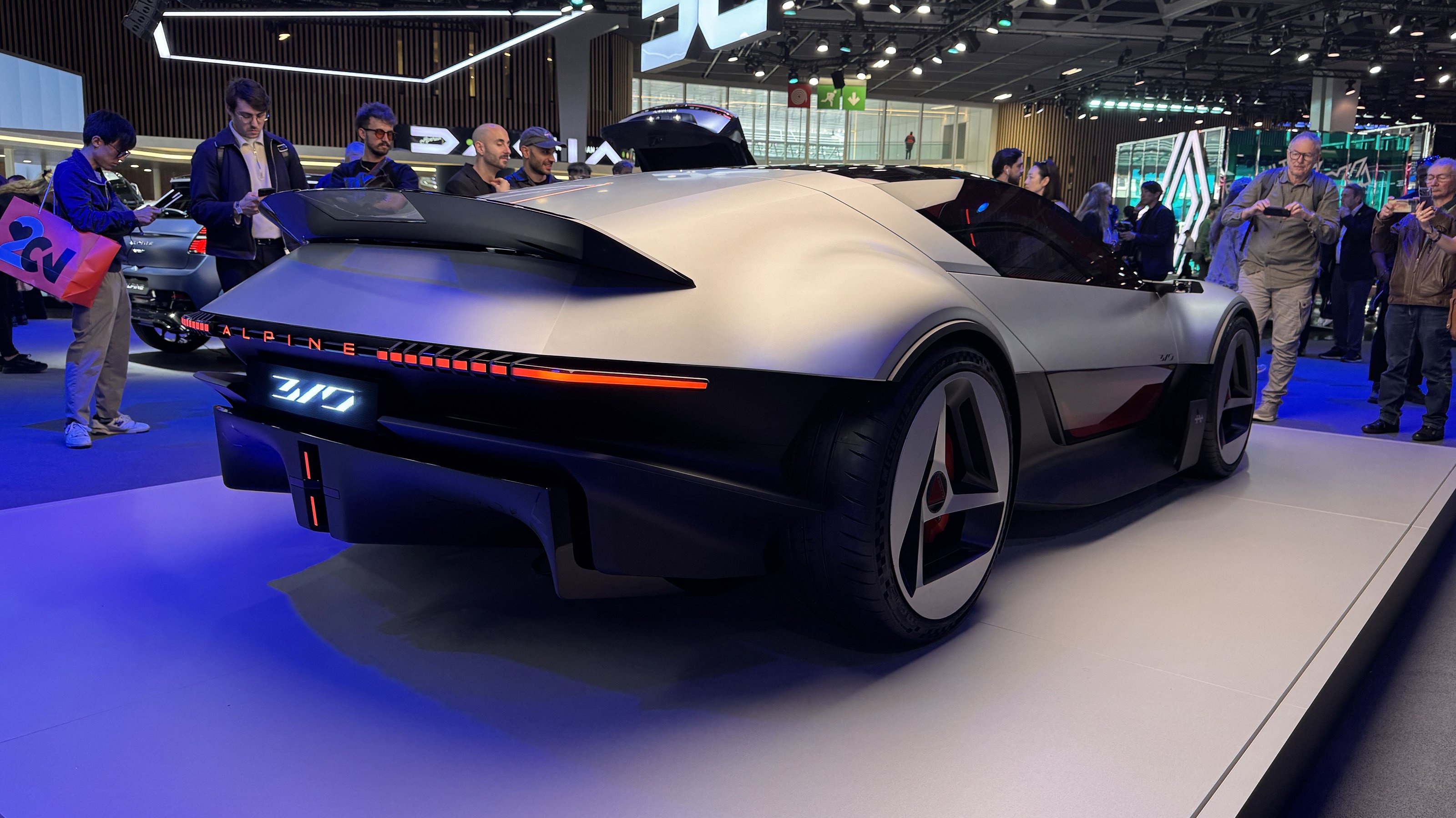 ألبين A310 فيجن الاختبارية من الخلف بجناحها المقسوم في معرض باريس للسيارات 2026