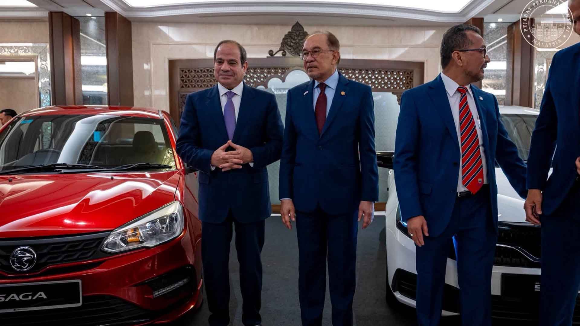 الرئيس السيسي يتفقد سيارات بروتون في ماليزيا بحضور رئيس الوزراء