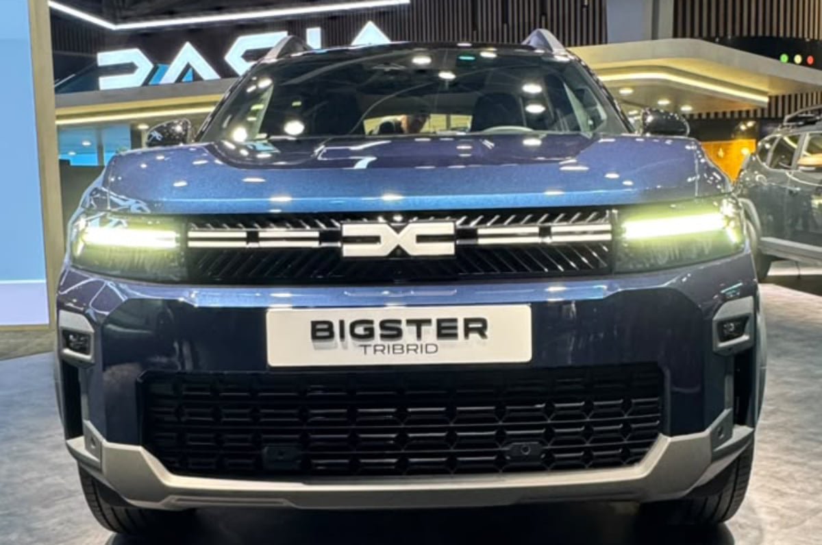 الواجهة الأمامية لداسيا بيجستر الزرقاء بلوحة Bigster Tribrid في معرض باريس
