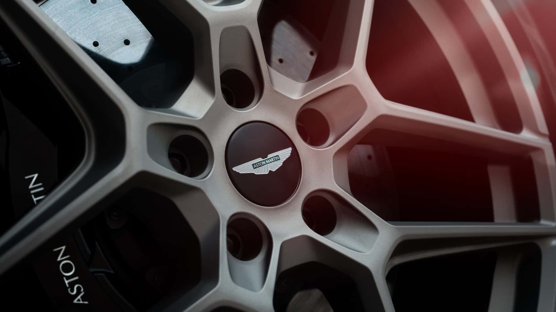 أستون مارتن تكشف عن DBX S 2026، أقوى سيارة SUV بريطانية بقوة 717 حصان وتسارع مذهل.، صورة 16 من 18