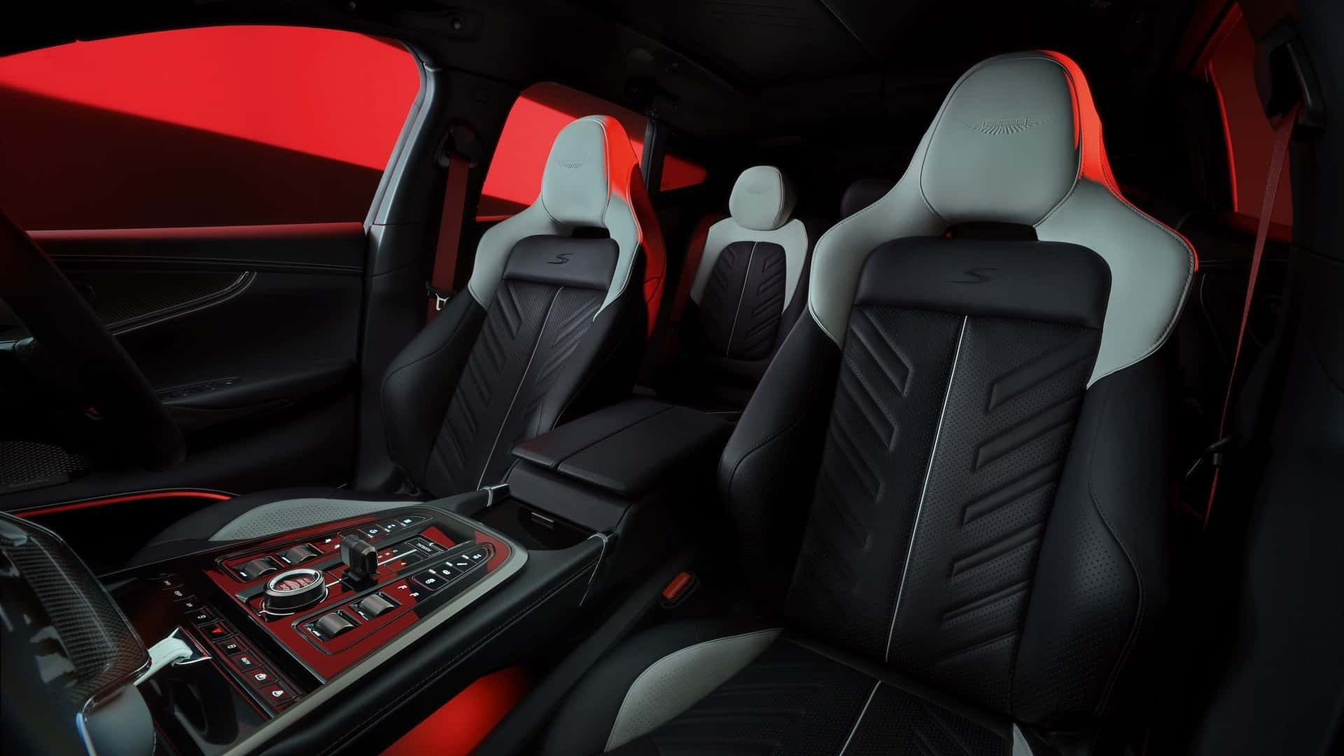 أستون مارتن تكشف عن DBX S 2026، أقوى سيارة SUV بريطانية بقوة 717 حصان وتسارع مذهل.