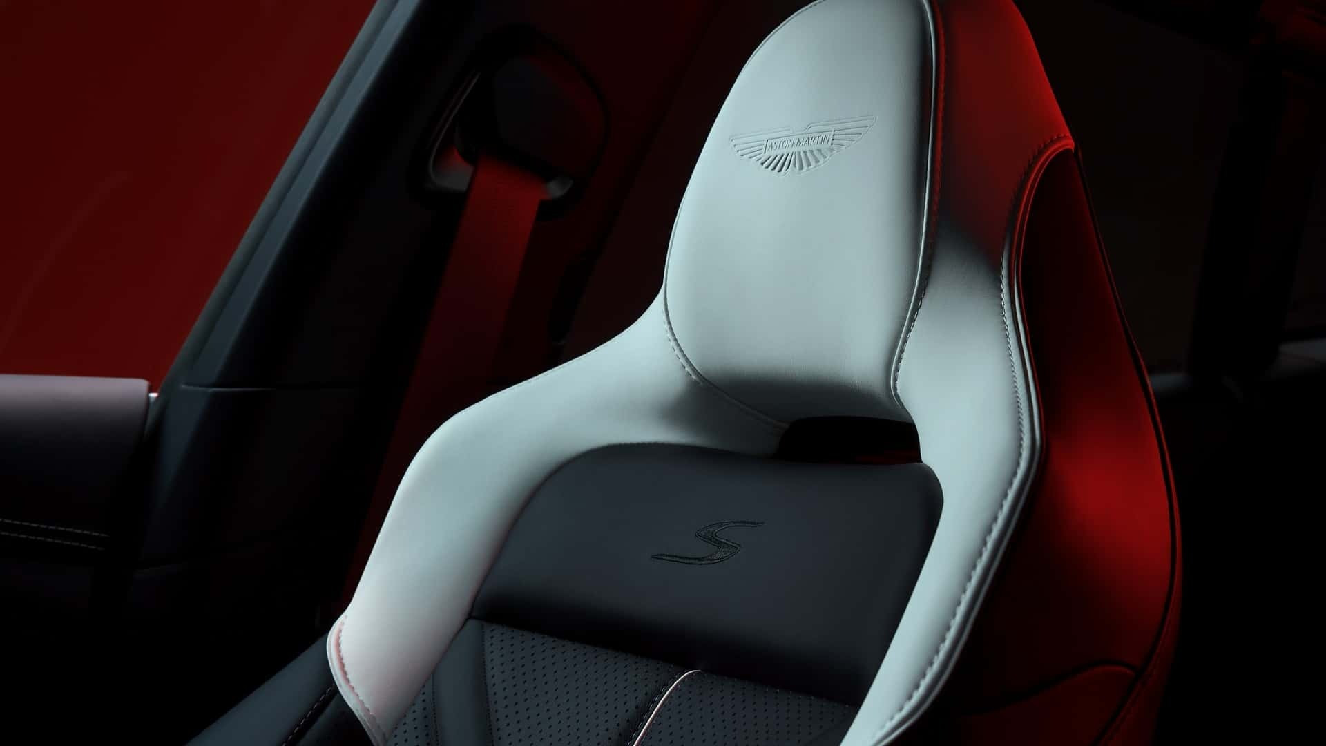 أستون مارتن تكشف عن DBX S 2026، أقوى سيارة SUV بريطانية بقوة 717 حصان وتسارع مذهل.، صورة 15 من 18