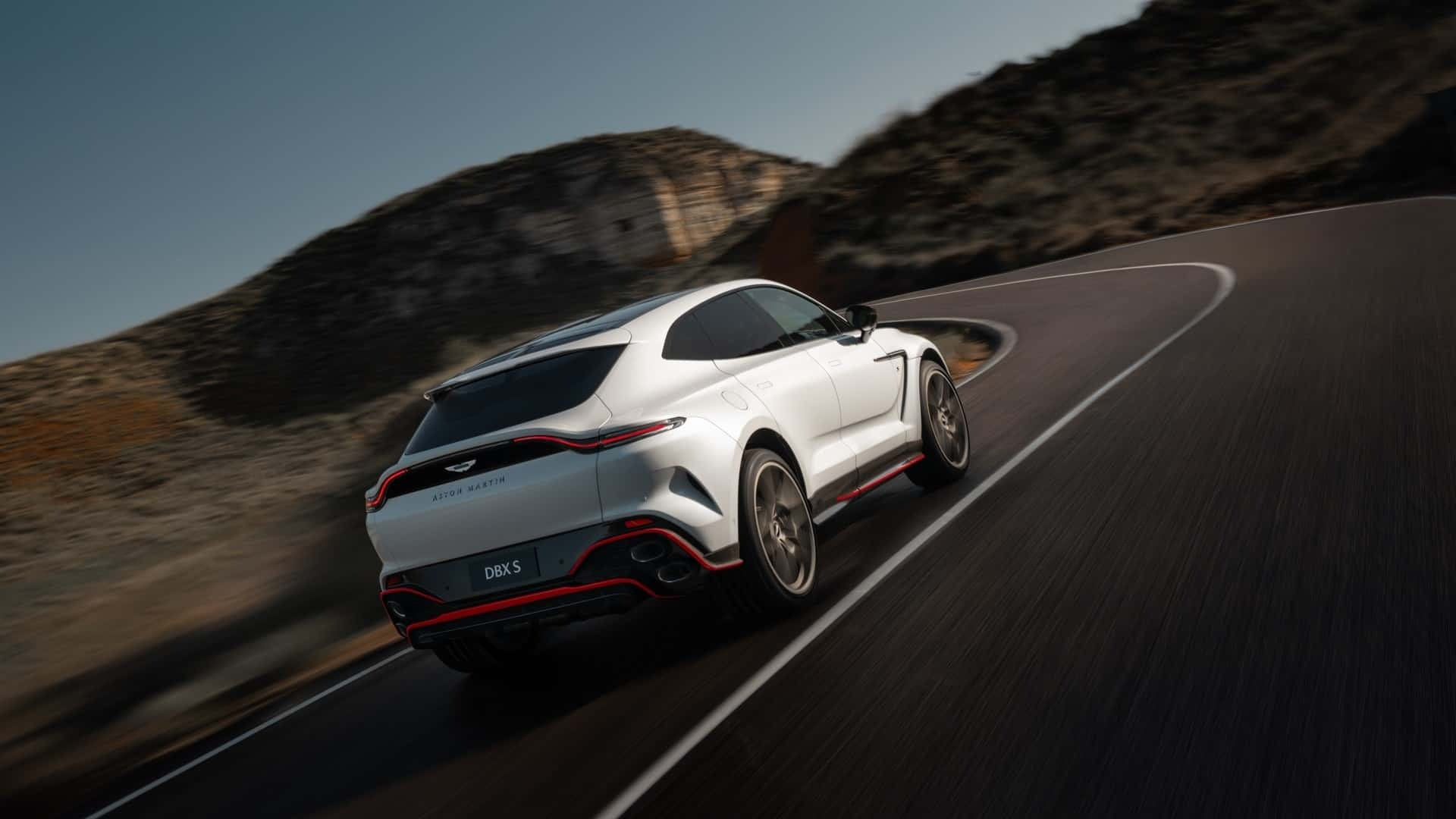 أستون مارتن تكشف عن DBX S 2026، أقوى سيارة SUV بريطانية بقوة 717 حصان وتسارع مذهل.، صورة 7 من 18
