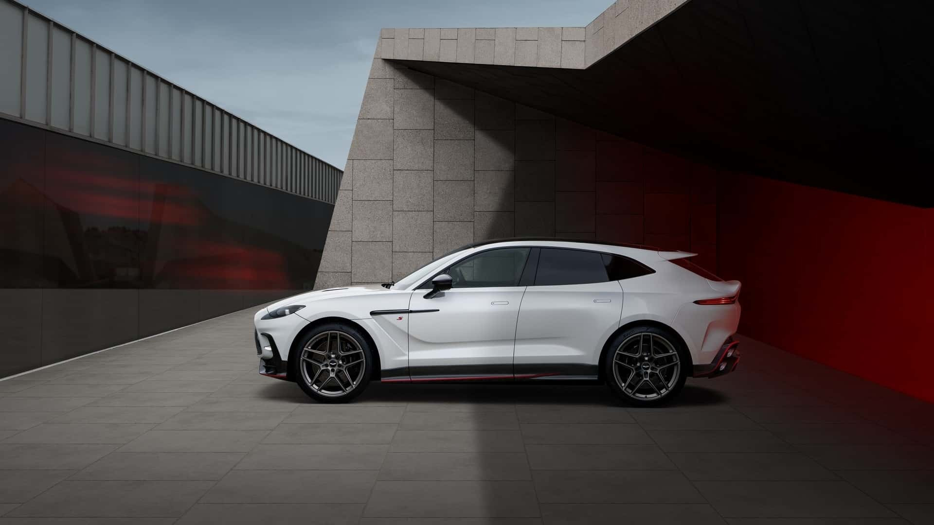 أستون مارتن تكشف عن DBX S 2026، أقوى سيارة SUV بريطانية بقوة 717 حصان وتسارع مذهل.، صورة 6 من 18