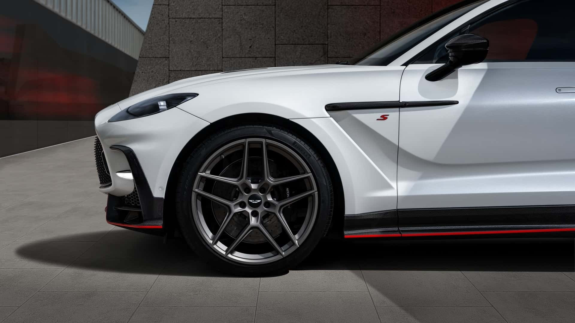 أستون مارتن تكشف عن DBX S 2026، أقوى سيارة SUV بريطانية بقوة 717 حصان وتسارع مذهل.