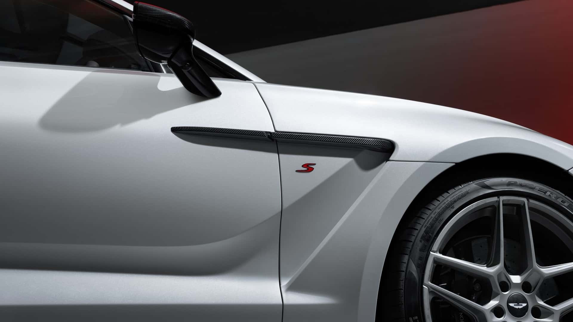 أستون مارتن تكشف عن DBX S 2026، أقوى سيارة SUV بريطانية بقوة 717 حصان وتسارع مذهل.، صورة 11 من 18