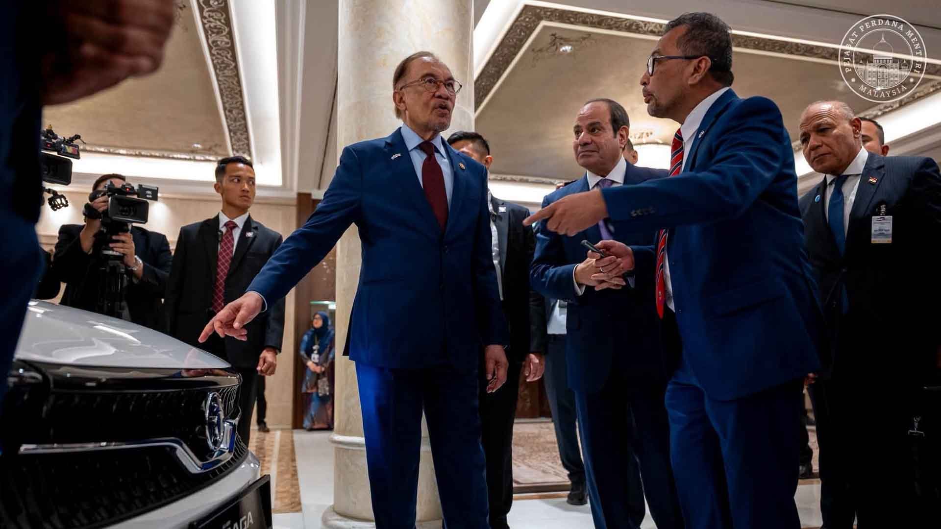 الرئيس السيسي يتفقد سيارات بروتون في ماليزيا بحضور رئيس الوزراء
