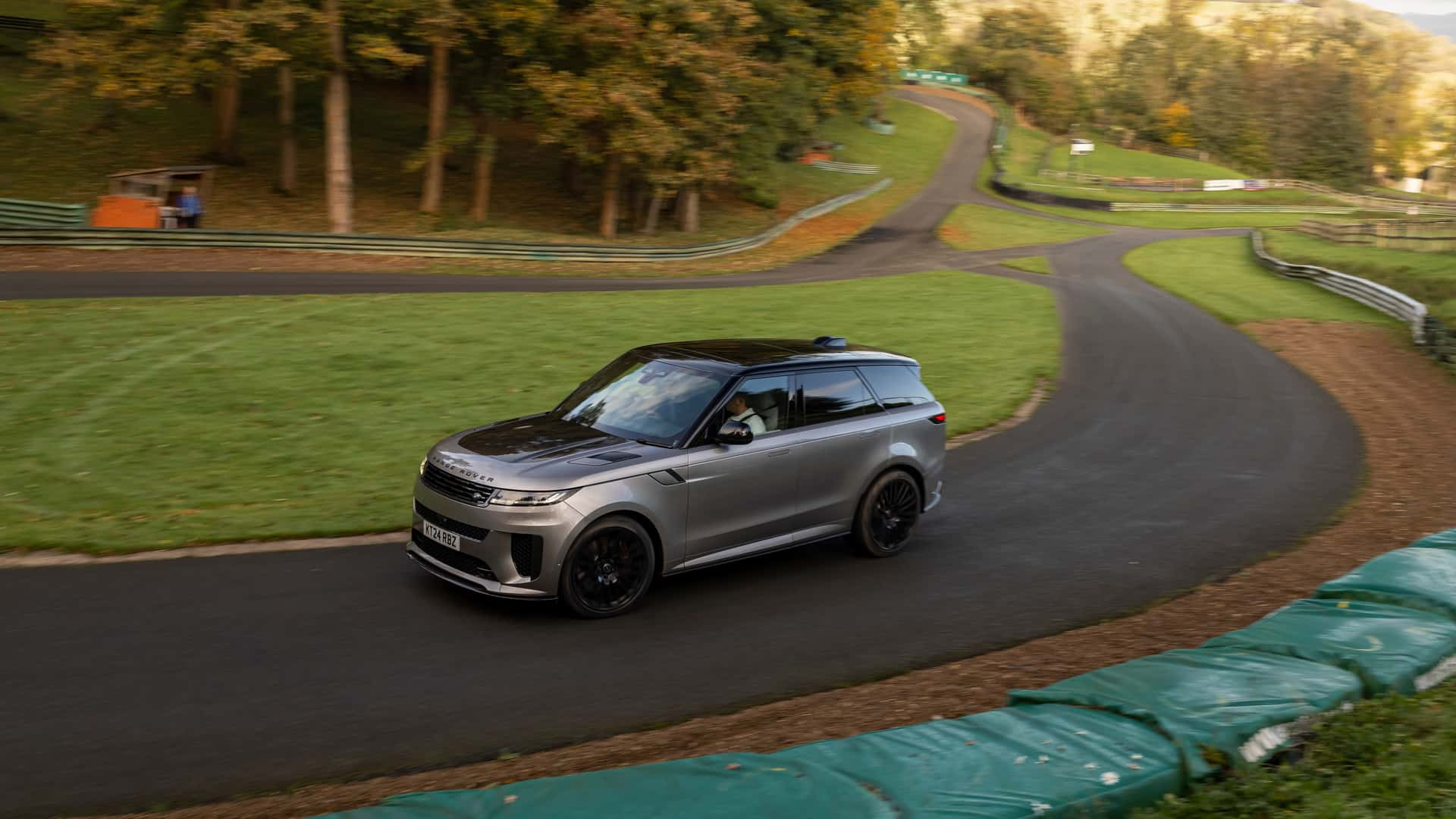 رينج روفر سبورت SV أسرع سيارة SUV على حلبة بني ياس.. بقوة 635 حصان!، صورة 5 من 7