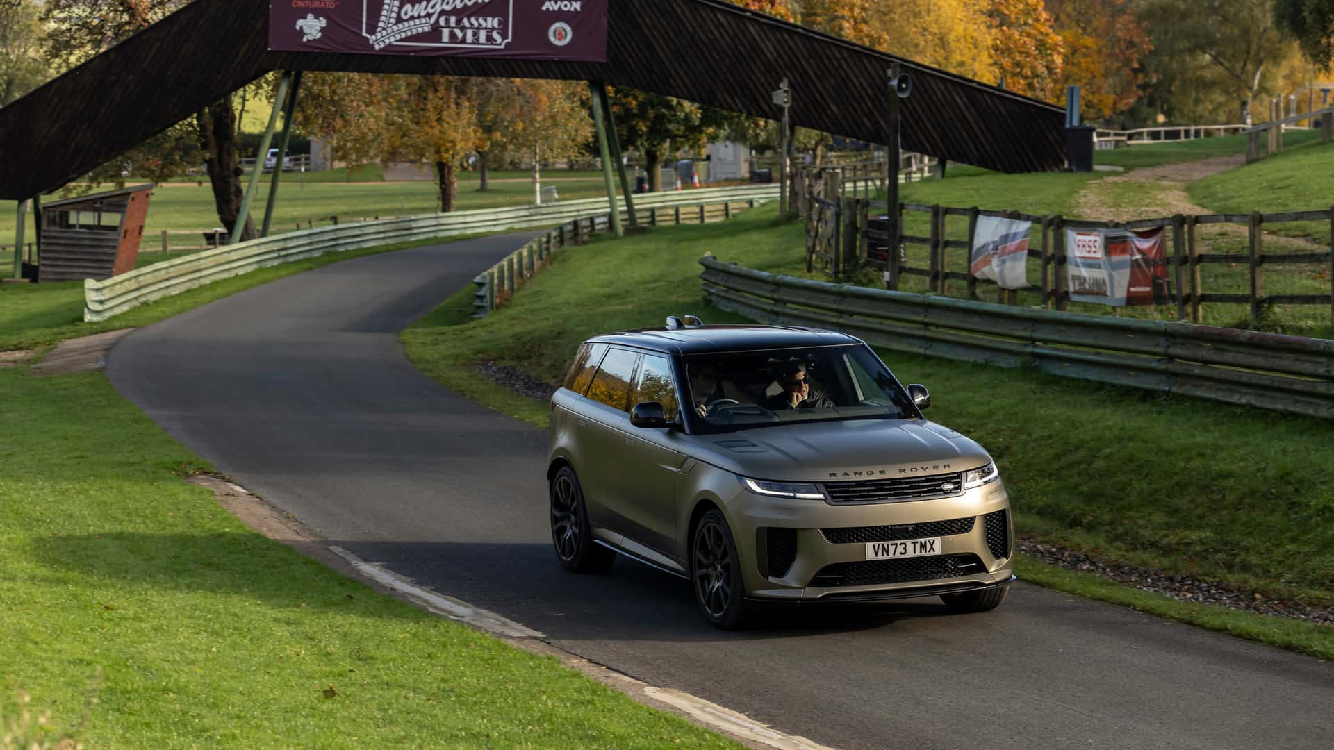 رينج روفر سبورت SV أسرع سيارة SUV على حلبة بني ياس.. بقوة 635 حصان!، صورة 7 من 7
