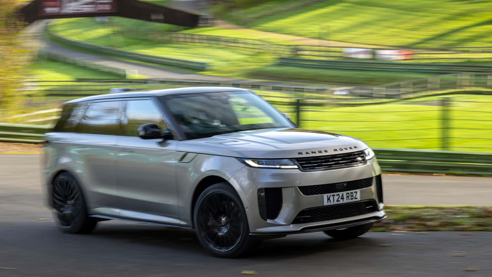 رينج روفر سبورت SV أسرع سيارة SUV على حلبة بني ياس.. بقوة 635 حصان!، صورة 6 من 7