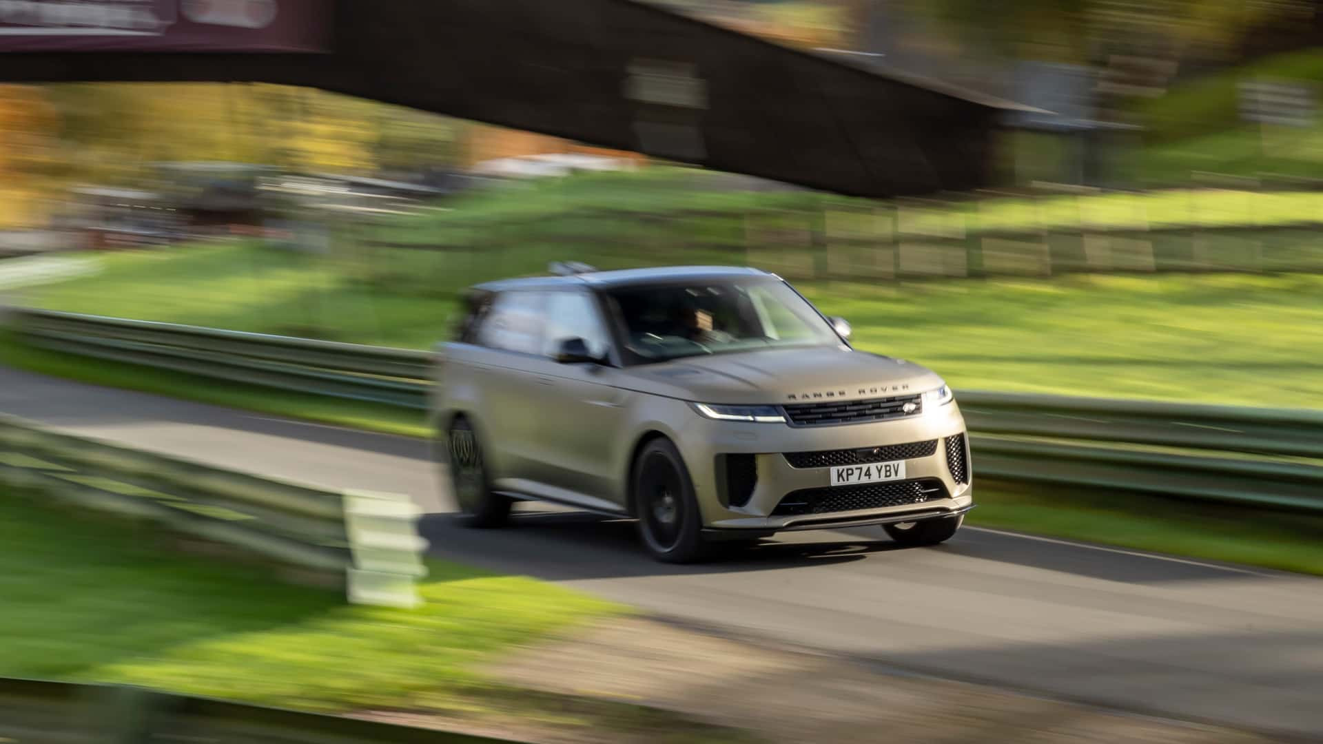 رينج روفر سبورت SV أسرع سيارة SUV على حلبة بني ياس.. بقوة 635 حصان!، صورة 4 من 7