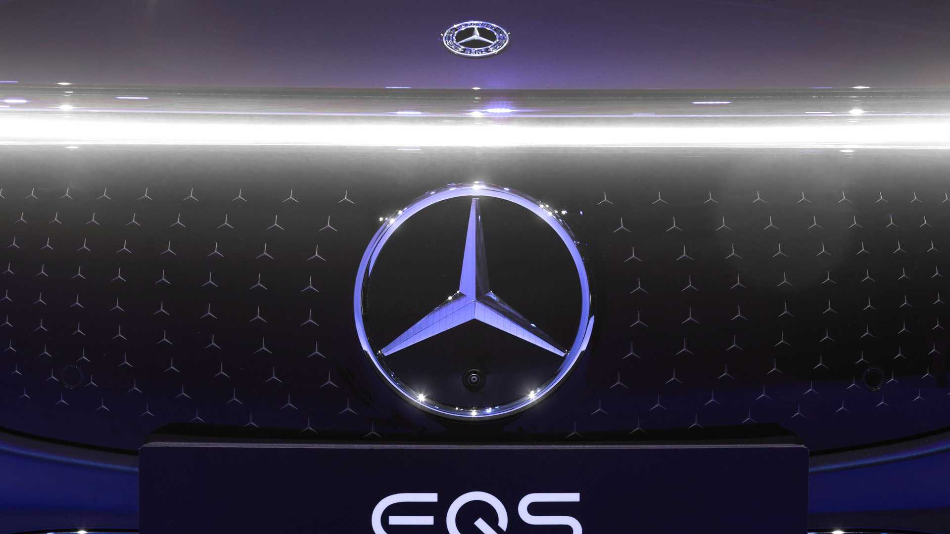 مرسيدس تقتحم سوق السيارت الكهربائي بالوحش الجديد EQS 2022 بمدي بطارية 770 كم