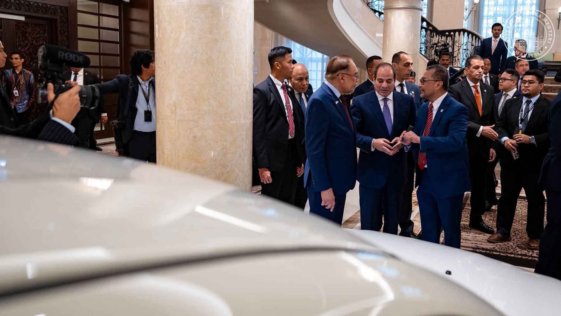 الرئيس السيسي يتفقد سيارات بروتون في ماليزيا بحضور رئيس الوزراء