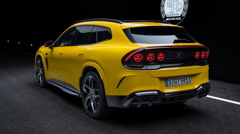 مرسيدس-AMG GT SUV الكهربائية 2028 من زاوية خلفية جانبية