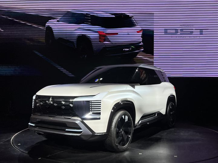 ميتسوبيشي DST 2025 الجديدة كليًا: SUV عائلية بسبعة مقاعد وتصميم عصري