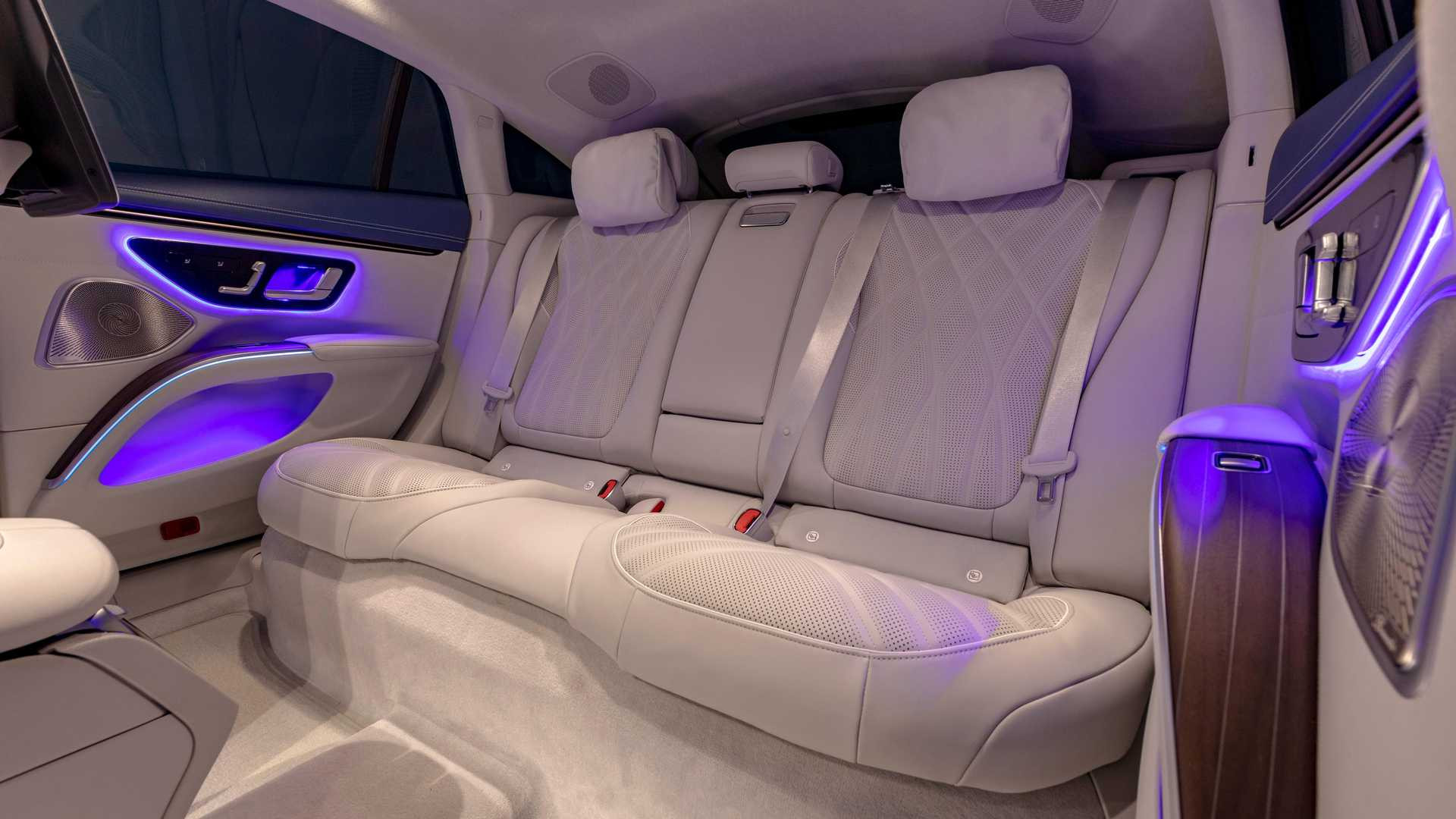 مرسيدس تقتحم سوق السيارت الكهربائي بالوحش الجديد EQS 2022 بمدي بطارية 770 كم، صورة 15 من 16