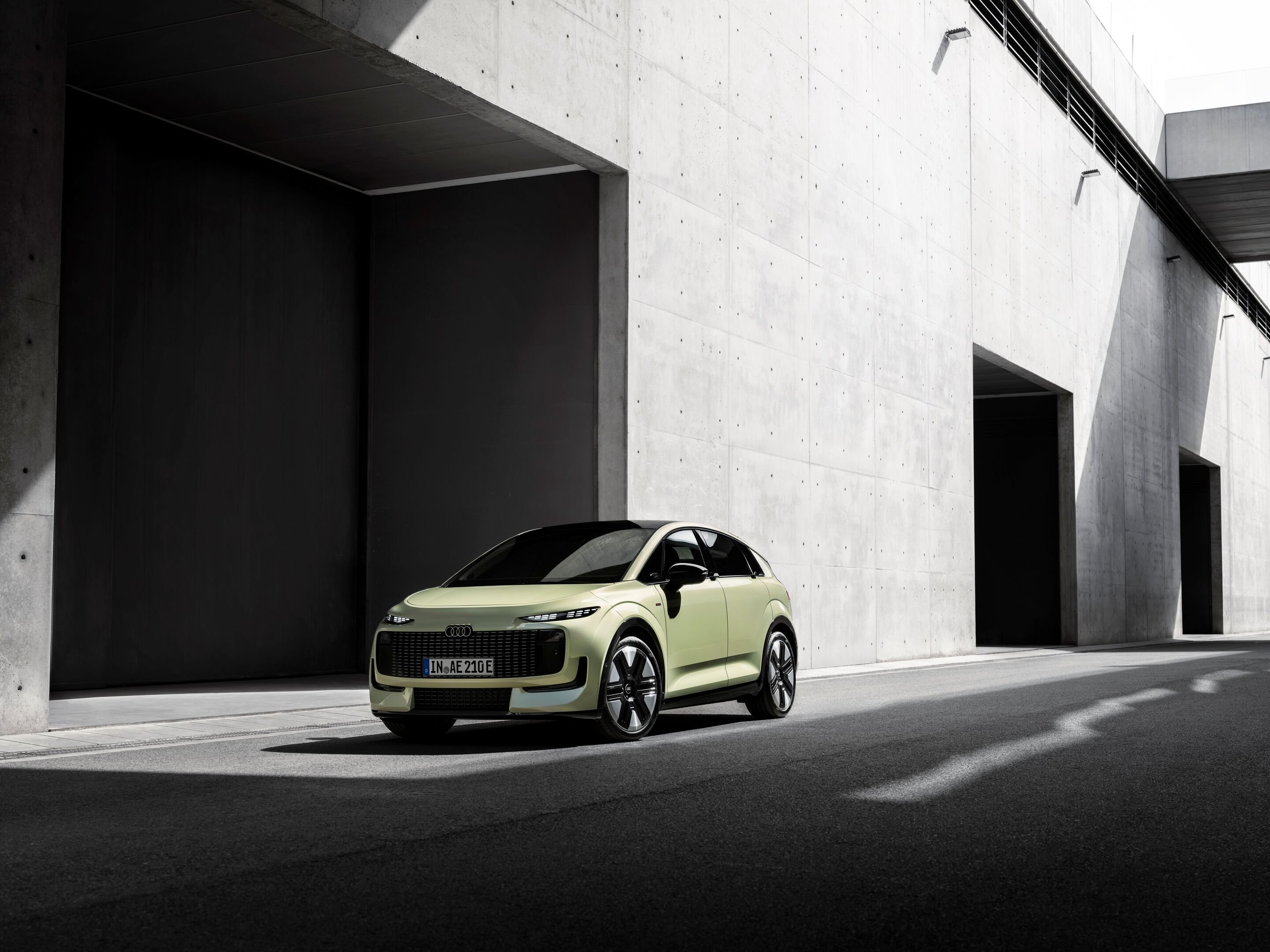 أودي A2 e-tron في معرض باريس.. أكفأ سيارة في تاريخ العلامة بمدى 646 كم