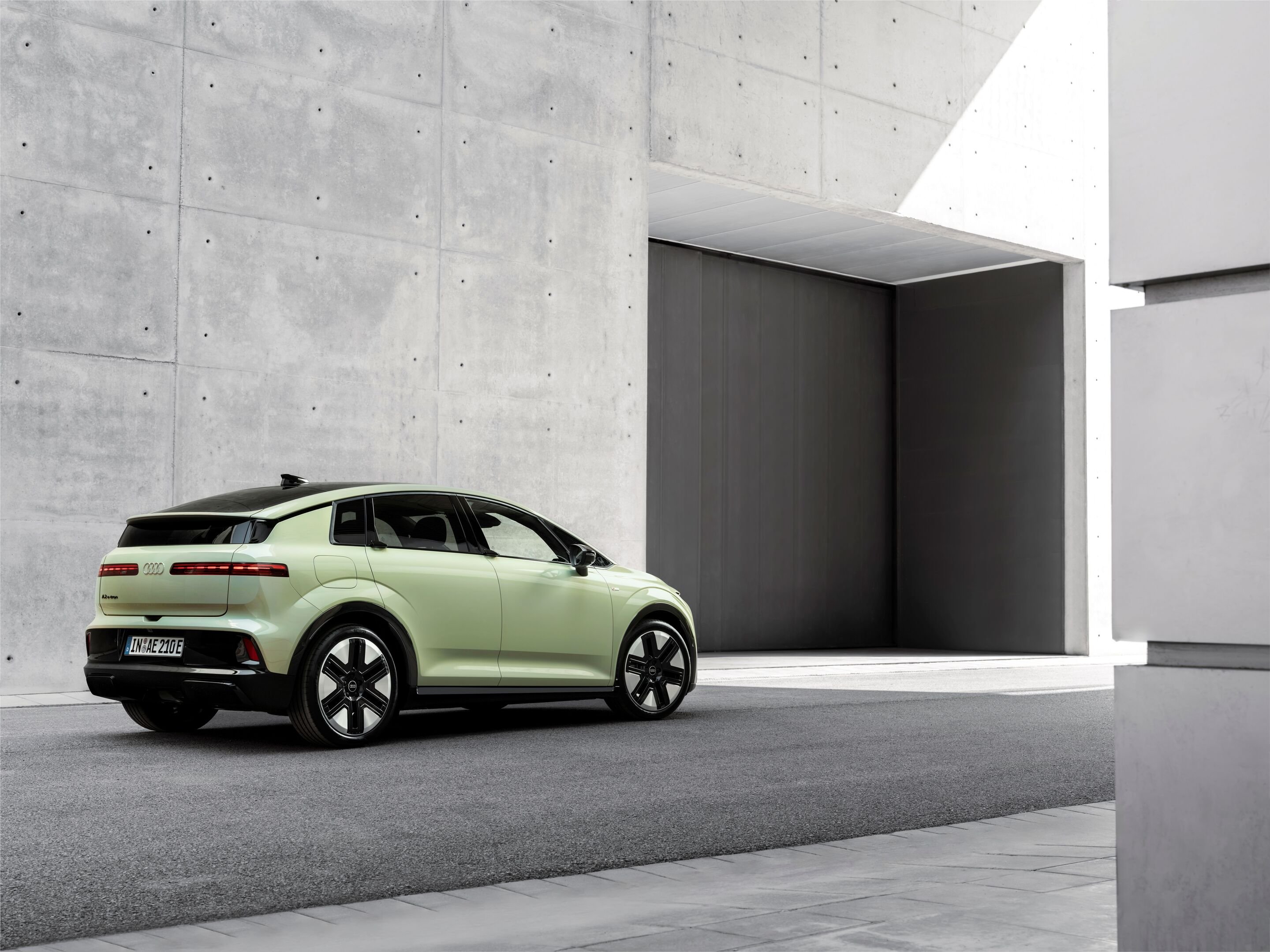 أودي A2 e-tron في معرض باريس.. أكفأ سيارة في تاريخ العلامة بمدى 646 كم، صورة 6 من 14
