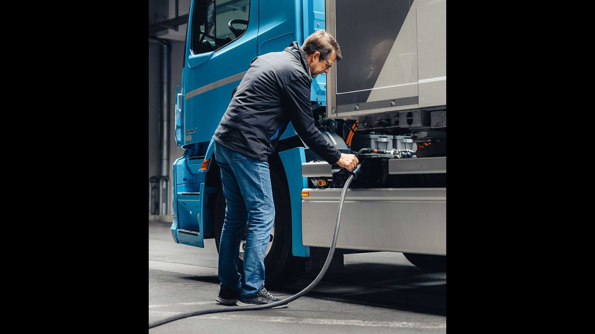 مرسيدس تعلن عن شاحنة كهربائية بالكامل تحت اسم  E-Actros، صورة 7 من 9