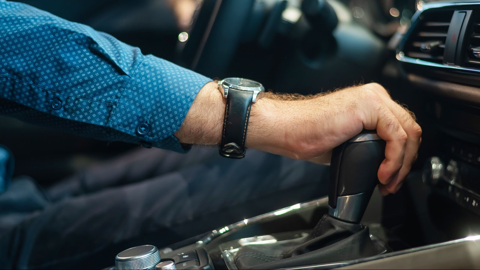 العلم يدعم عشاق الجير اليدوي.. قيادة الـ Manual تُنشّط منطقة في المخ تنام مع الأوتوماتيك