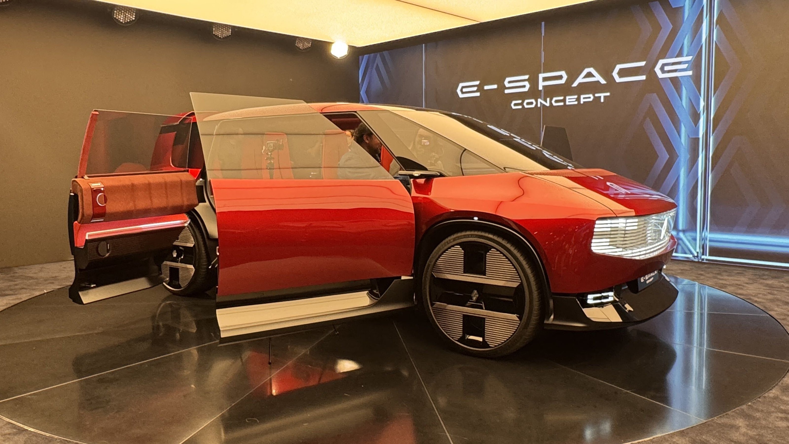 رينو E-Space الاختبارية على منصة رينو في معرض باريس للسيارات 2026