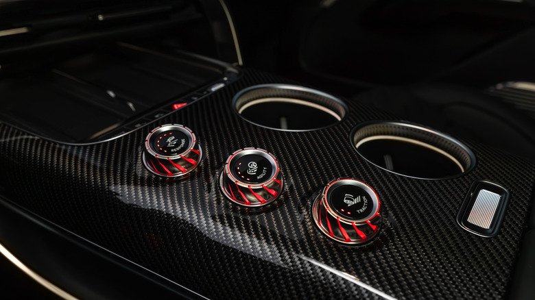 مفاتيح التحكم الدوارة بجوار حاملات الأكواب داخل مقصورة مرسيدس-AMG GT 63 SUV