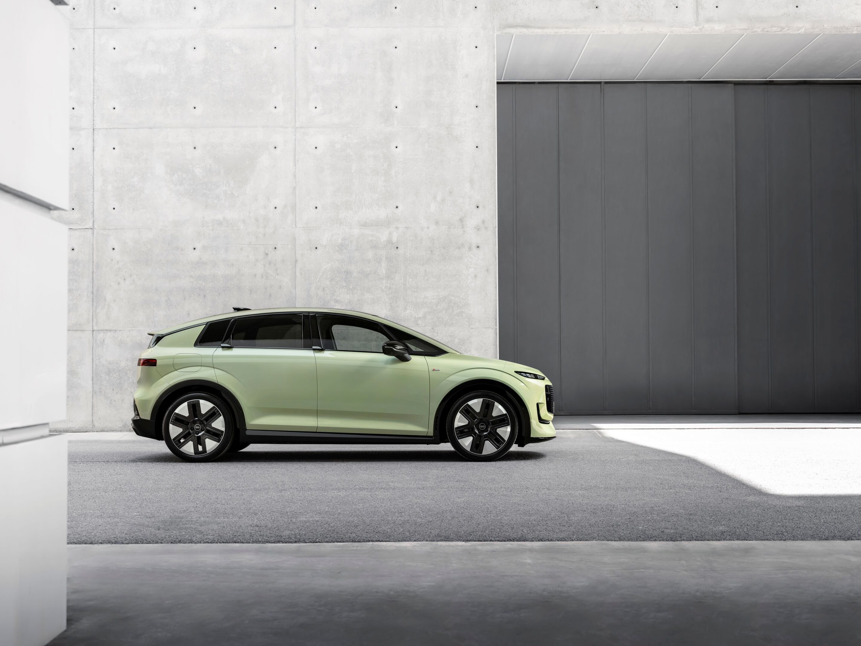 أودي A2 e-tron في معرض باريس.. أكفأ سيارة في تاريخ العلامة بمدى 646 كم، صورة 4 من 14