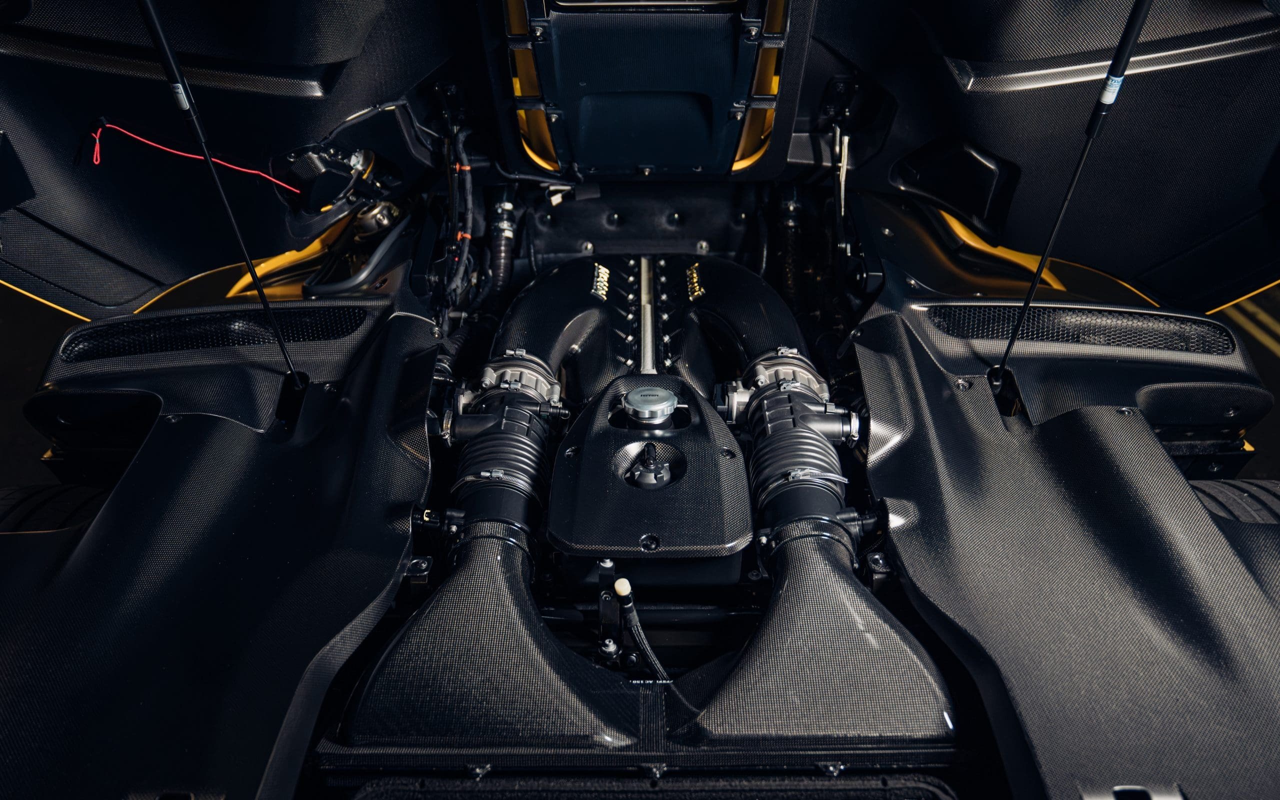 فيراري دايتونا SP3 موديل 2022 صفراء المعروضة في مزاد RM Sotheby's بلندن