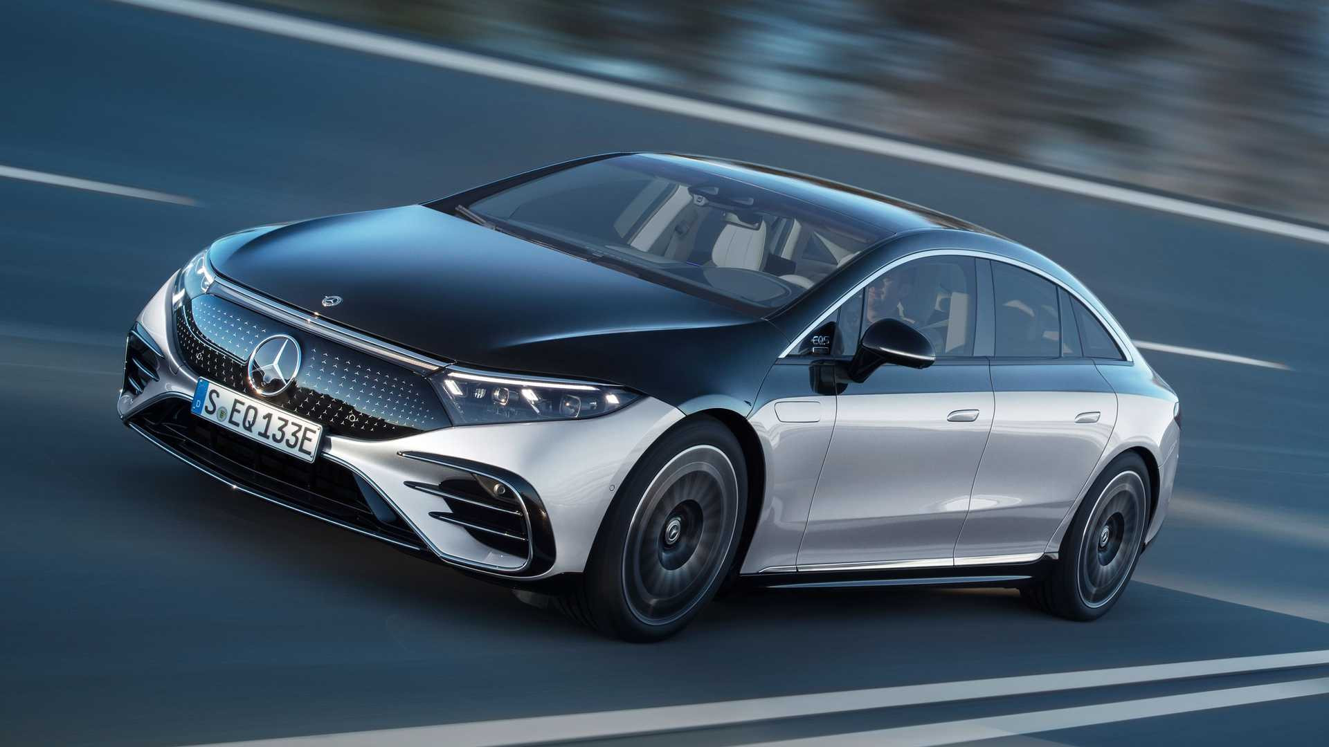 مرسيدس تقتحم سوق السيارت الكهربائي بالوحش الجديد EQS 2022 بمدي بطارية 770 كم، صورة 16 من 16