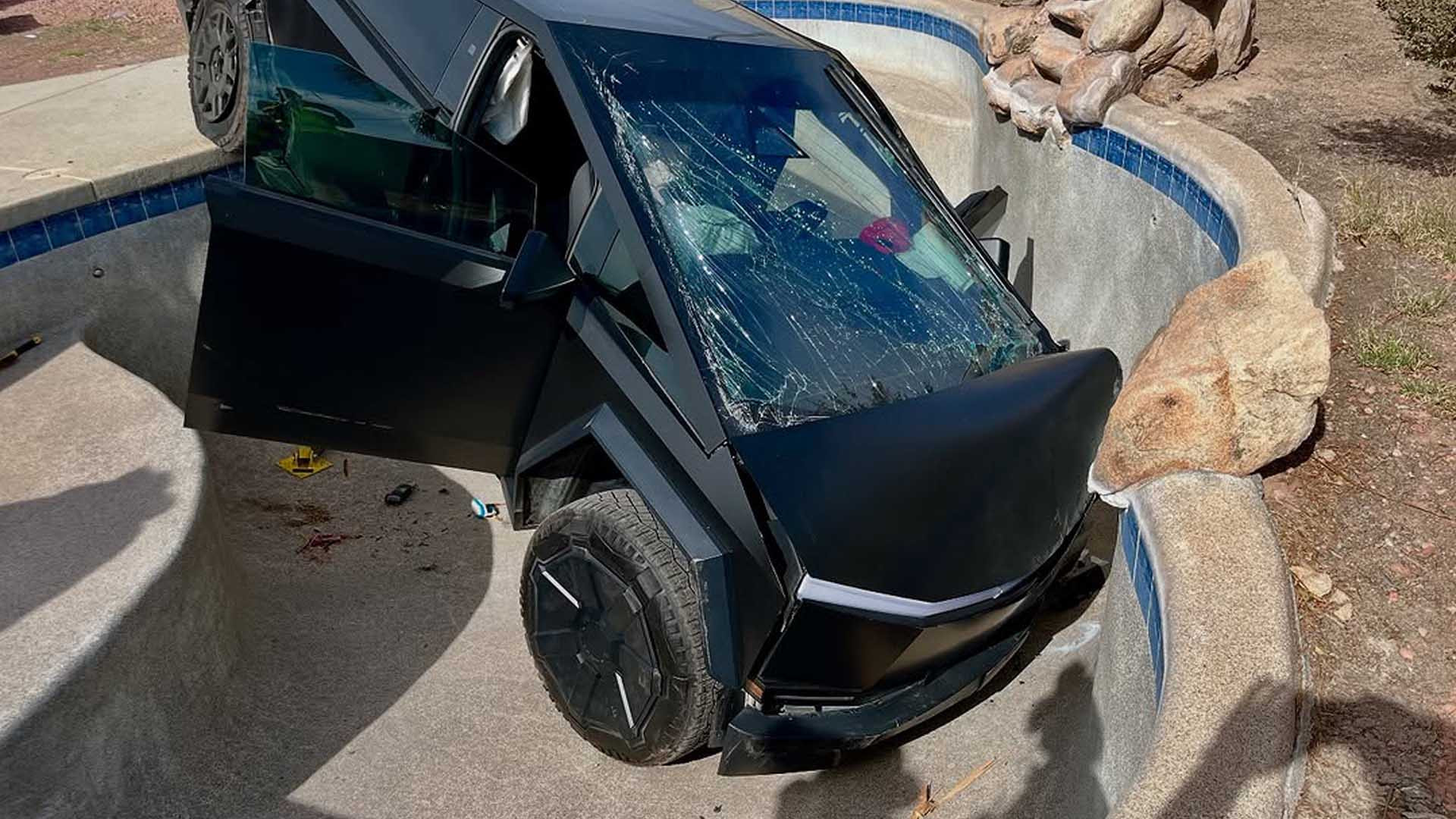 شاحنة تسلا سايبرتراك تغوص في مسبح فارغ بأريزونا