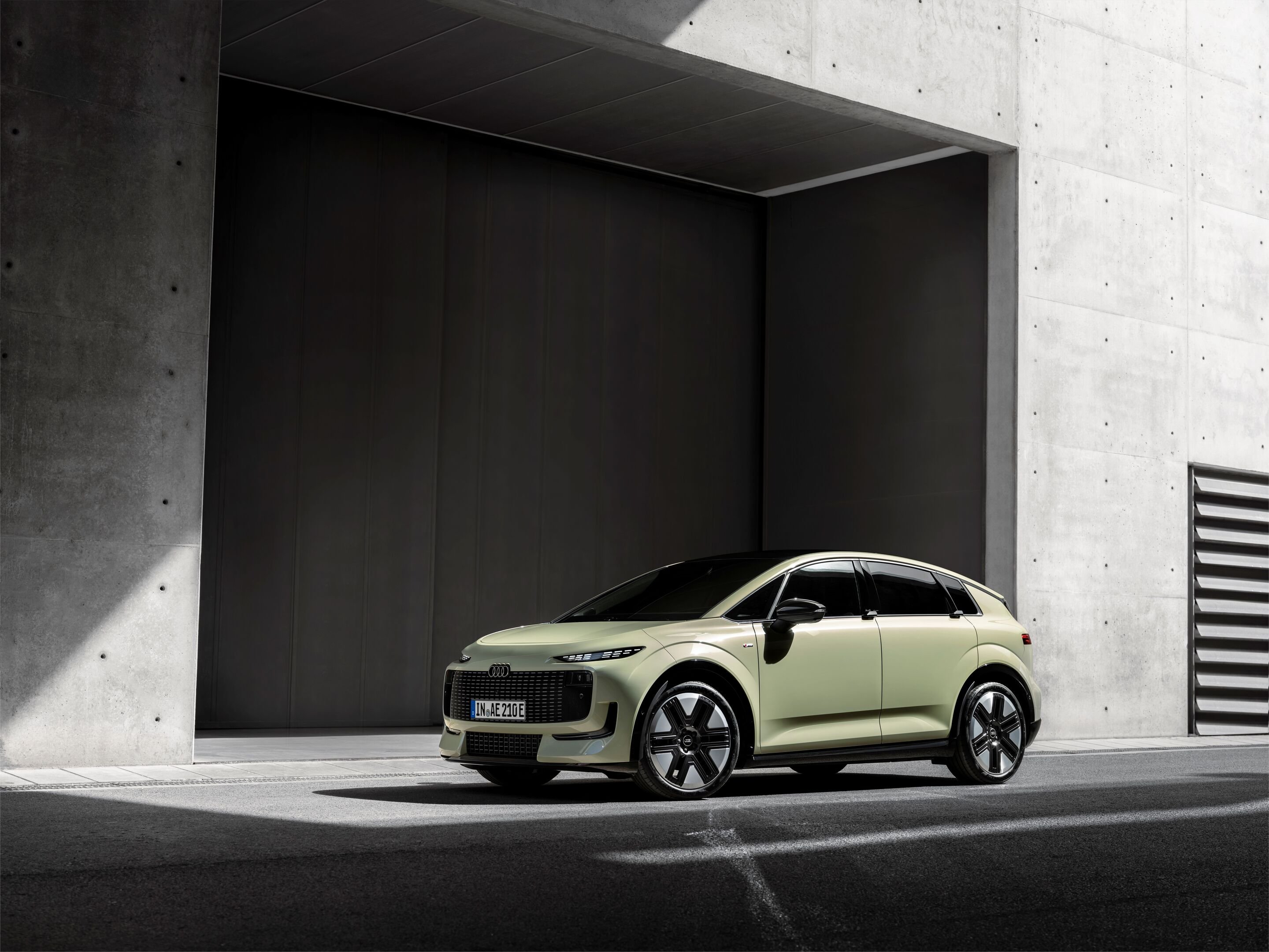 أودي A2 e-tron في معرض باريس.. أكفأ سيارة في تاريخ العلامة بمدى 646 كم، صورة 2 من 14