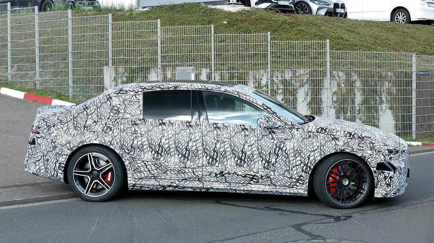 مرسيدس-AMG E-Class EQ الكهربائية بتمويه أثناء الاختبار قرب نوربورغرينغ