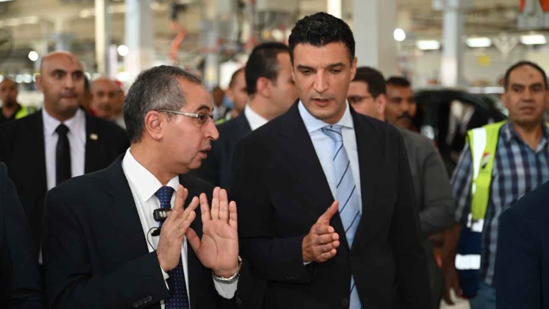 المهندس خالد هاشم وزير الصناعة مع الدكتور نبيل حماد العضو المنتدب لشركة النصر للسيارات