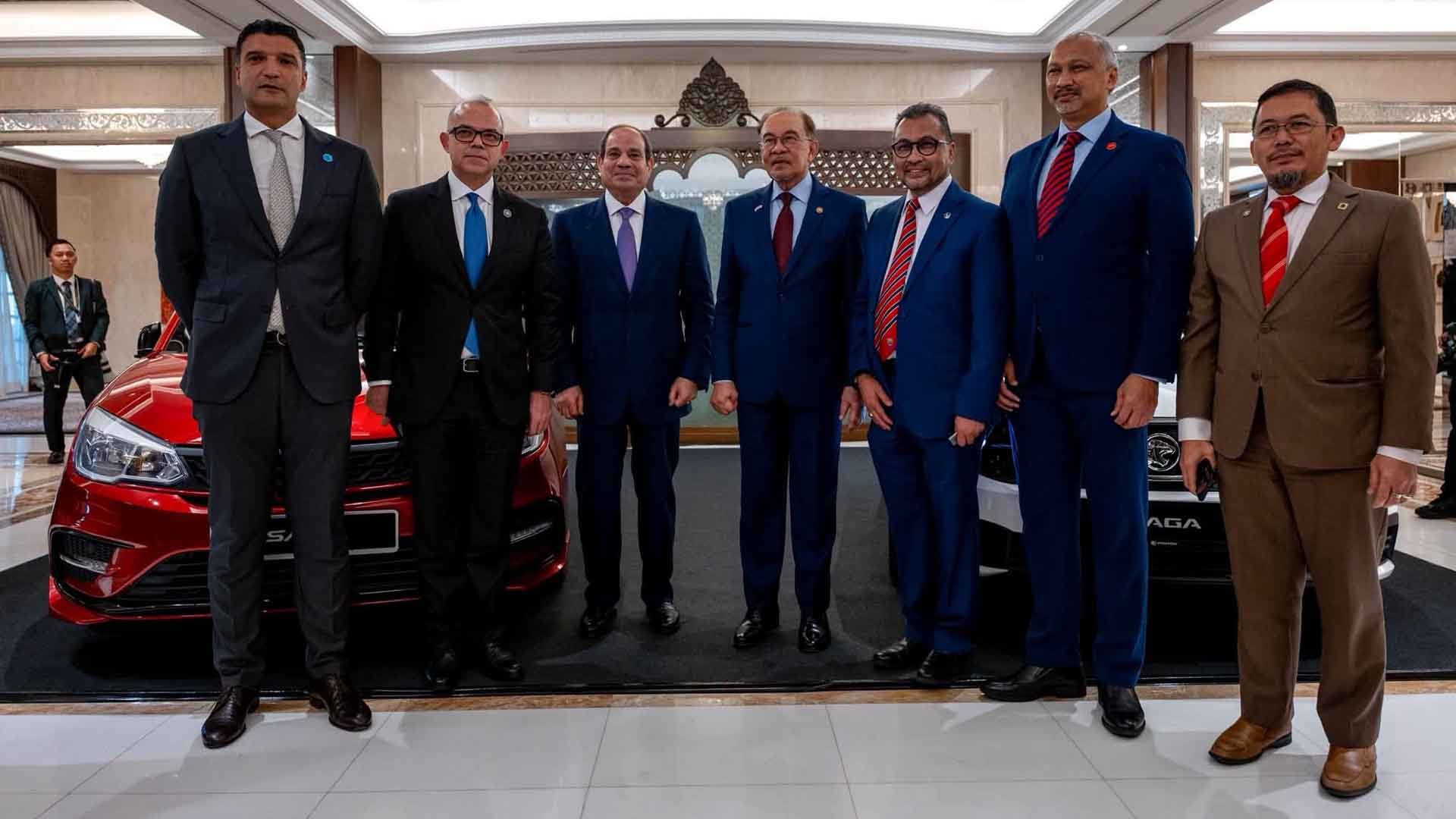 الرئيس السيسي يتفقد سيارات بروتون في ماليزيا بحضور رئيس الوزراء