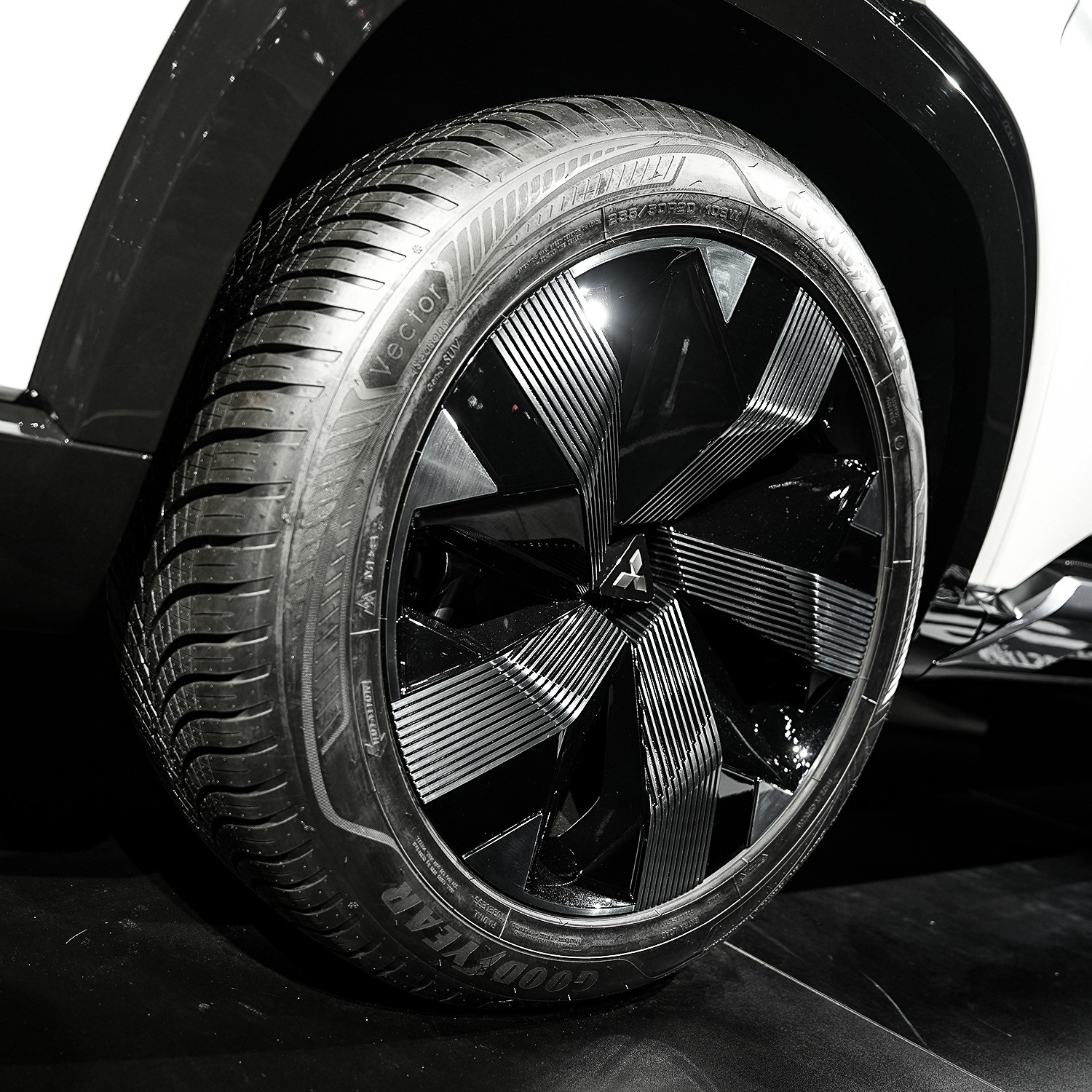 ميتسوبيشي DST 2025 الجديدة كليًا: SUV عائلية بسبعة مقاعد وتصميم عصري، صورة 10 من 10