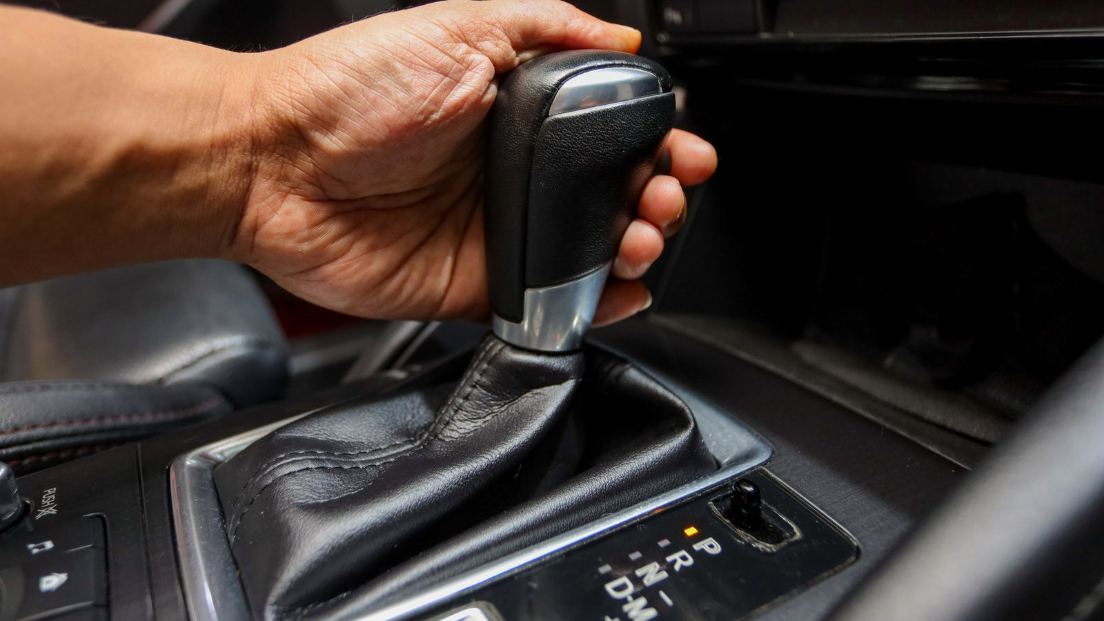 العلم يدعم عشاق الجير اليدوي.. قيادة الـ Manual تُنشّط منطقة في المخ تنام مع الأوتوماتيك