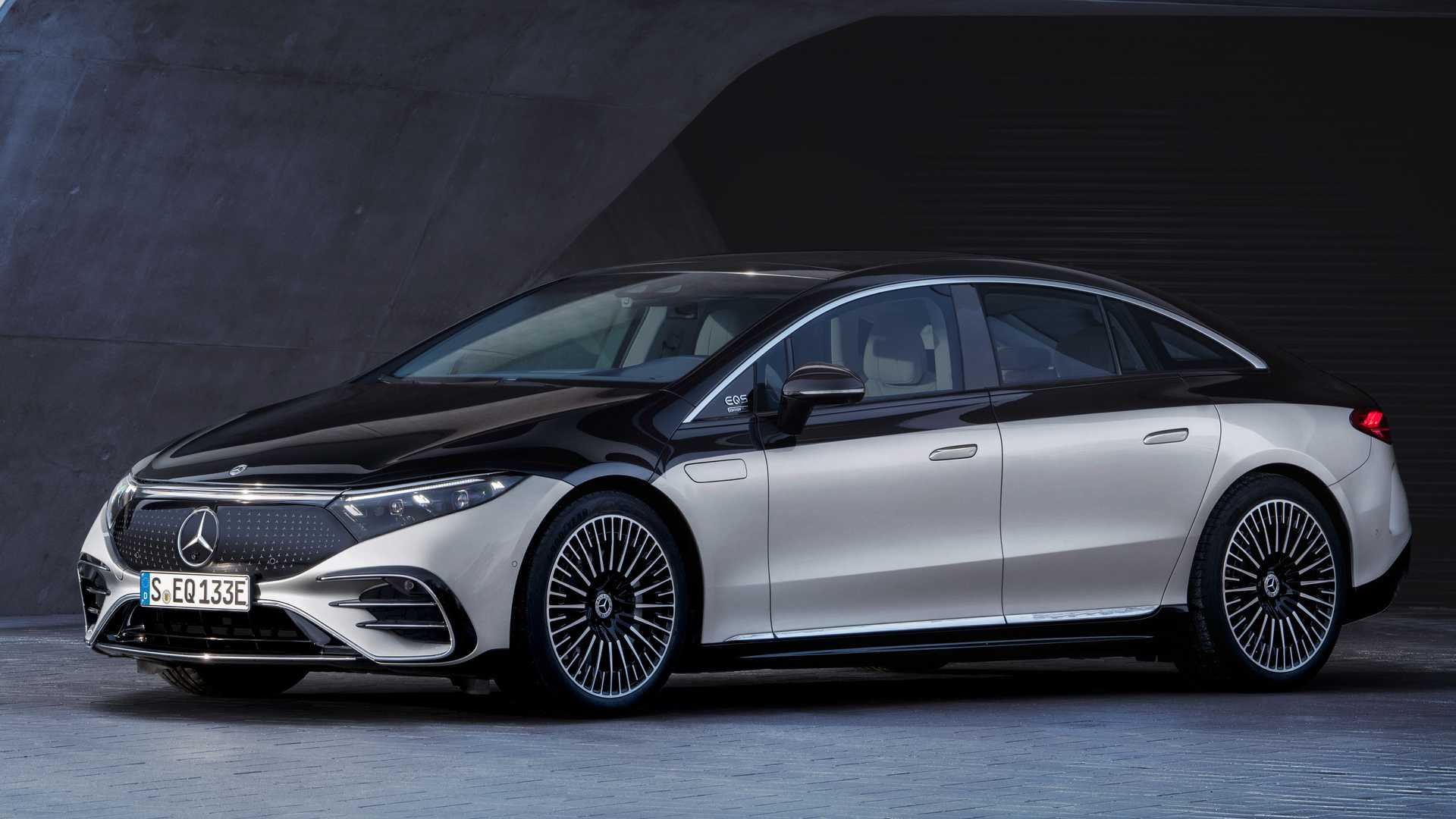 مرسيدس تقتحم سوق السيارت الكهربائي بالوحش الجديد EQS 2022 بمدي بطارية 770 كم