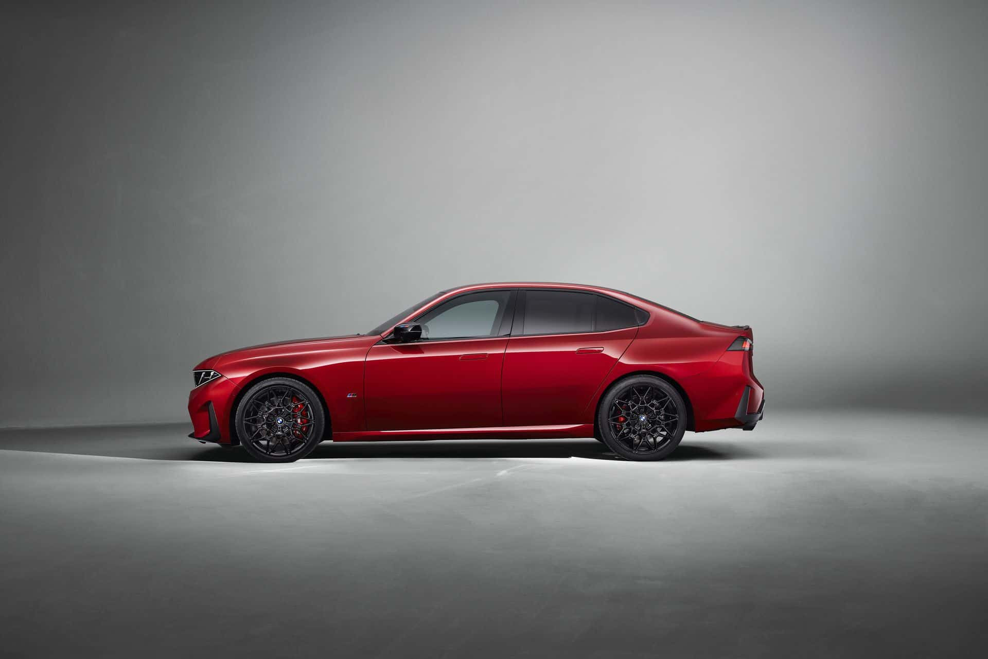 بي إم دبليو M350 xDrive 2027 الحمراء في الاستوديو