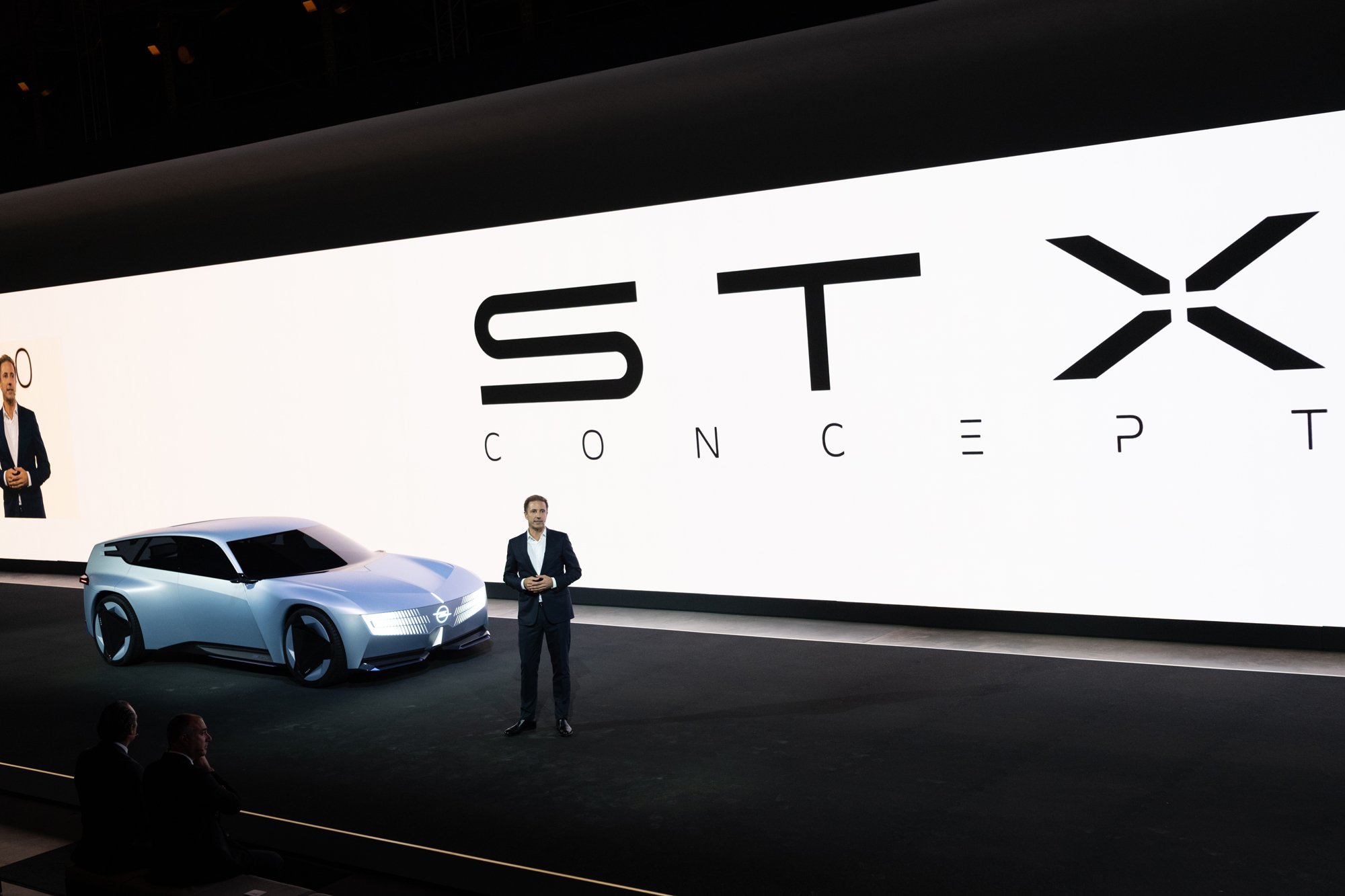 فلوريان هويتل يقدّم أوبل STX الاختبارية على المسرح في حفل ستيلانتيس بباريس