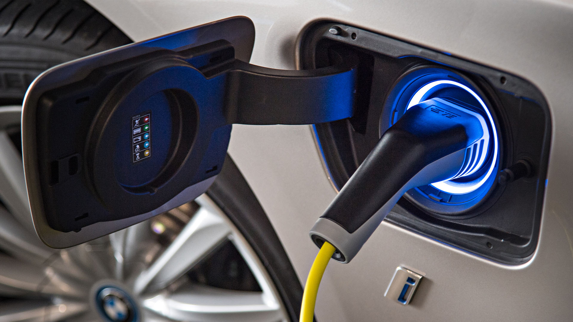 خسائر 65 مليار دولار تهزّ صناعة السيارات الكهربائية وتعيد محركات البنزين إلى الواجهة