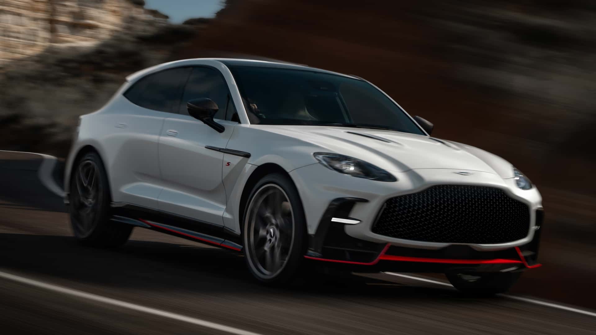 أستون مارتن تكشف عن DBX S 2026، أقوى سيارة SUV بريطانية بقوة 717 حصان وتسارع مذهل.