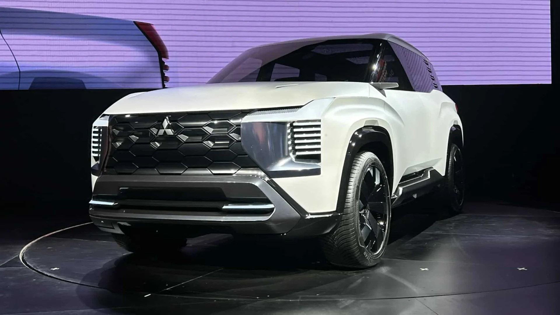 ميتسوبيشي DST 2025 الجديدة كليًا: SUV عائلية بسبعة مقاعد وتصميم عصري